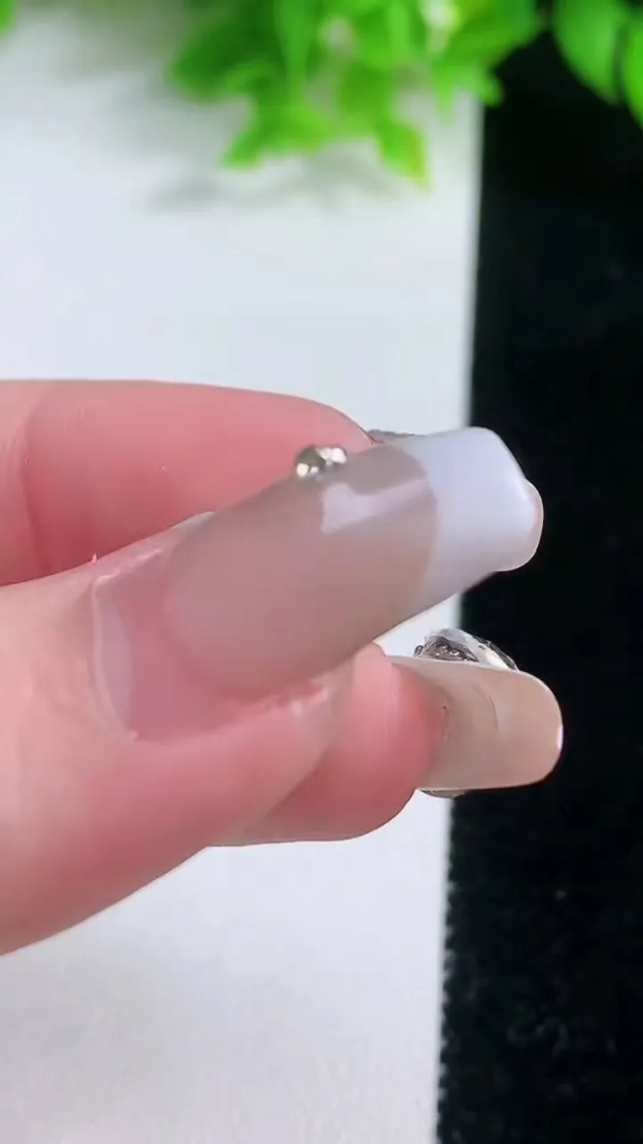 天然A货翡翠花朵吊坠，尺寸16.5-16.7-4，重量:2.24g
1月19日