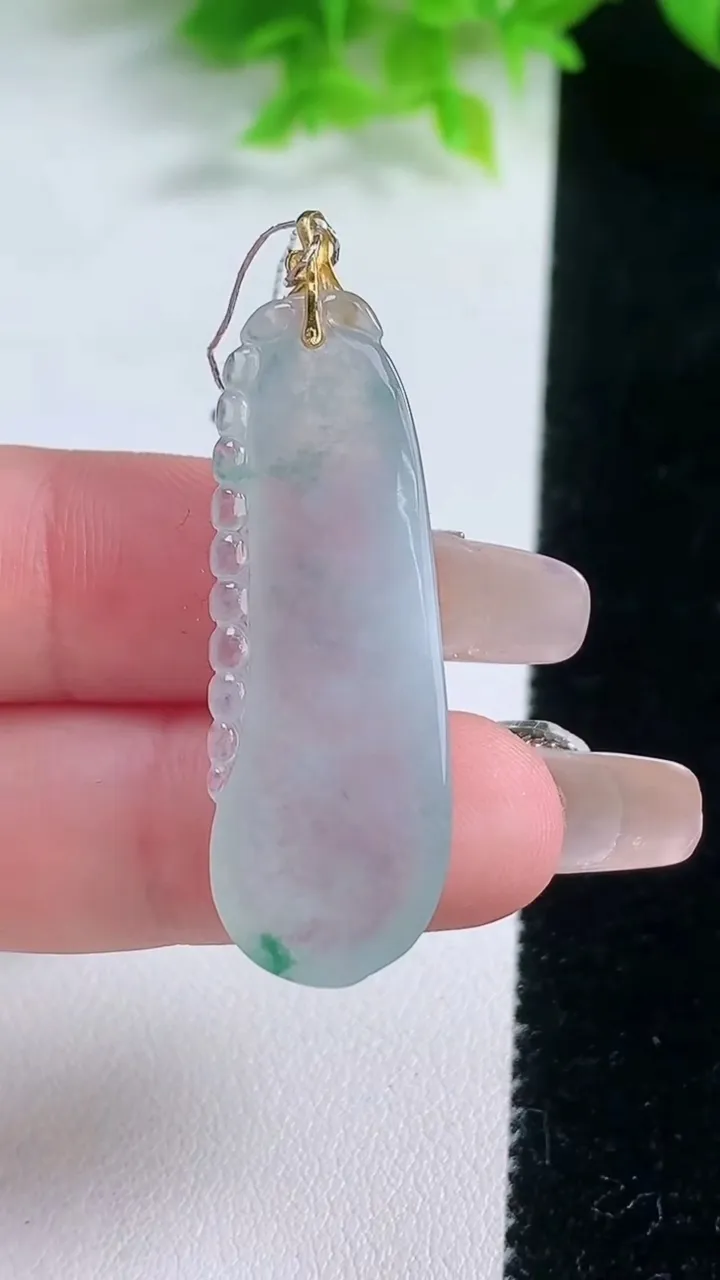 天然A货翡翠种飘花福瓜吊坠，尺寸39-14-5.5，重量:5.68g
1月19日