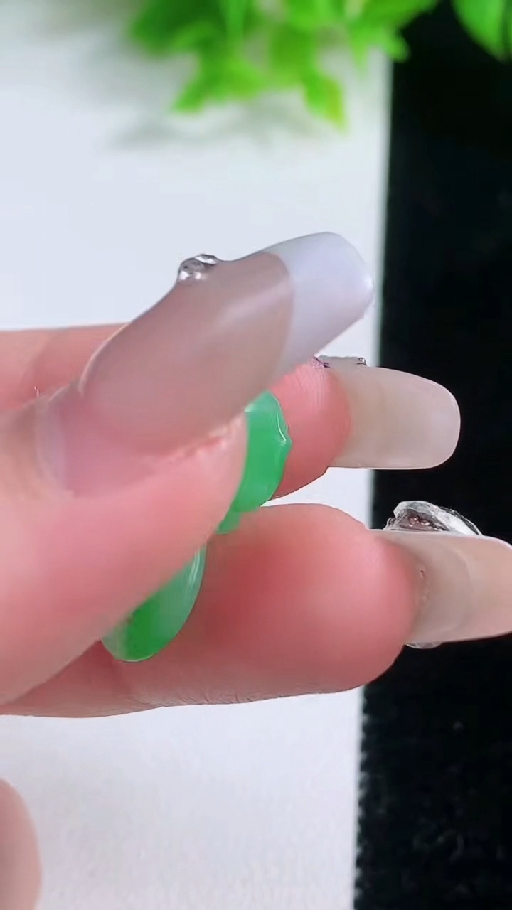 天然A货翡翠如意吊坠，尺寸21.3-10.3-3.8，重量:1.20g
1月19日