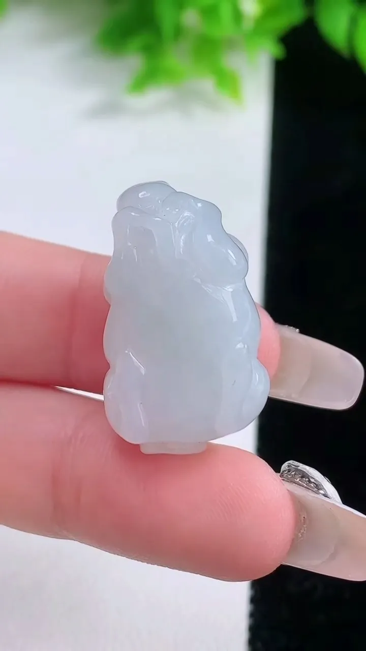 天然A货翡翠生肖牛吊坠，尺寸27.6-16.2-12，重量:10.40g
1月19日