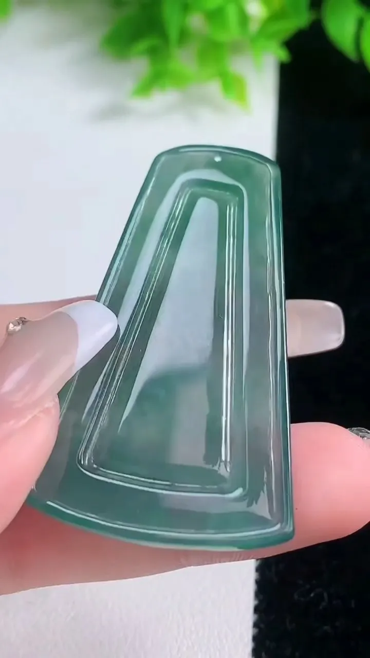 天然A货翡翠山水牌吊坠，尺寸50.3-28.5-4.6，重量:14.75g
1月19日