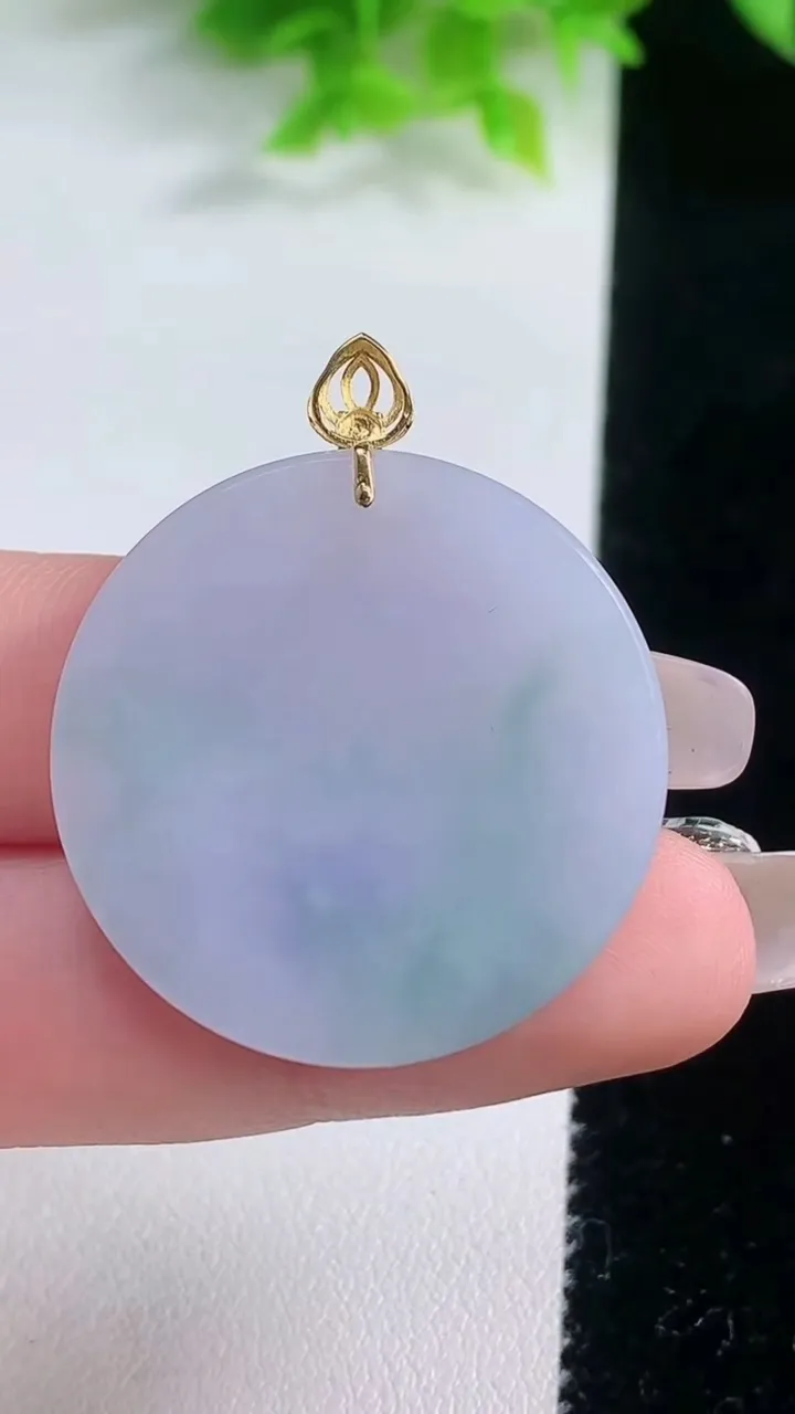 天然A货翡翠18K金春带彩紫罗兰无事牌吊坠，尺寸30.3-3.6，重量:10.00g
1月19日