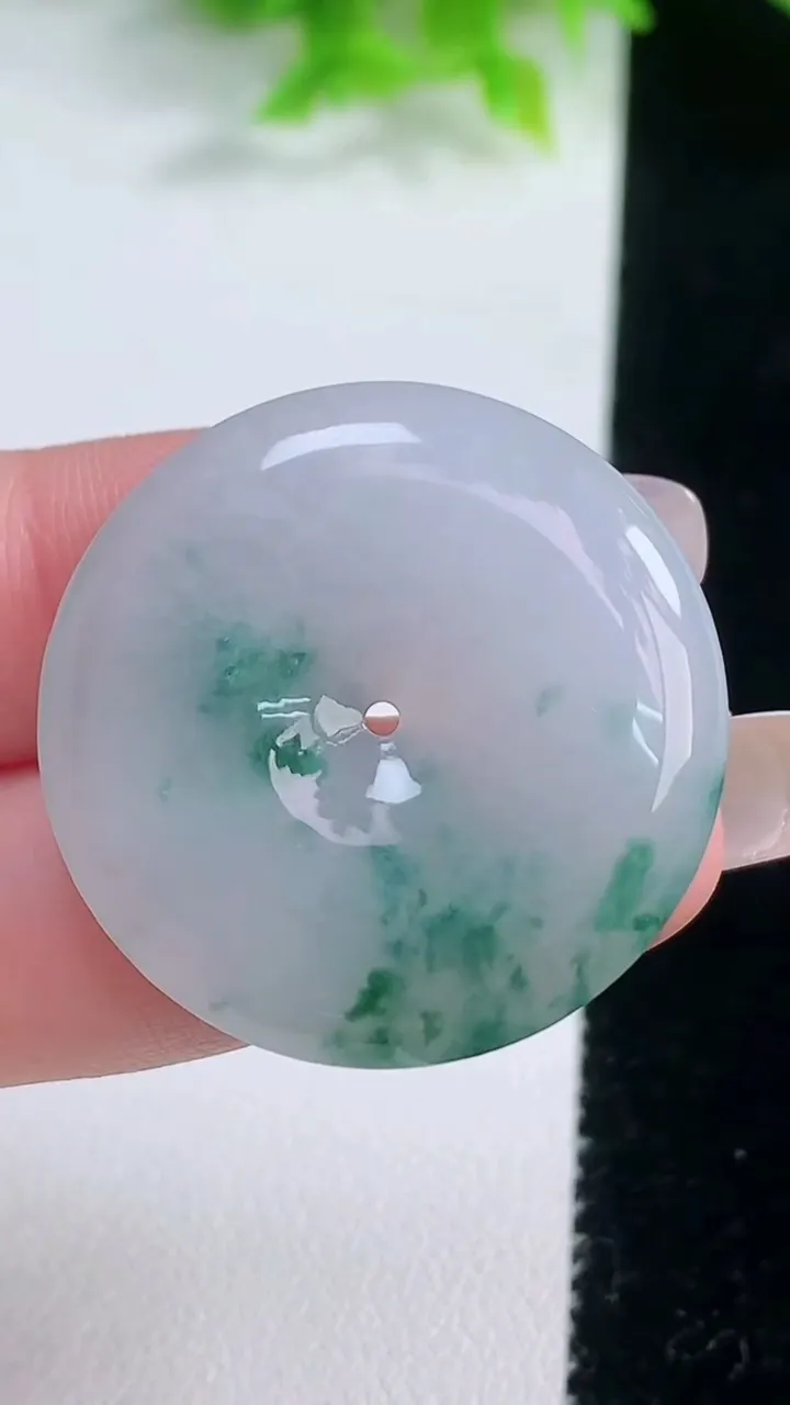 天然A货翡翠飘花平安扣吊坠，尺寸32-5.6，重量:12.05g
1月19日