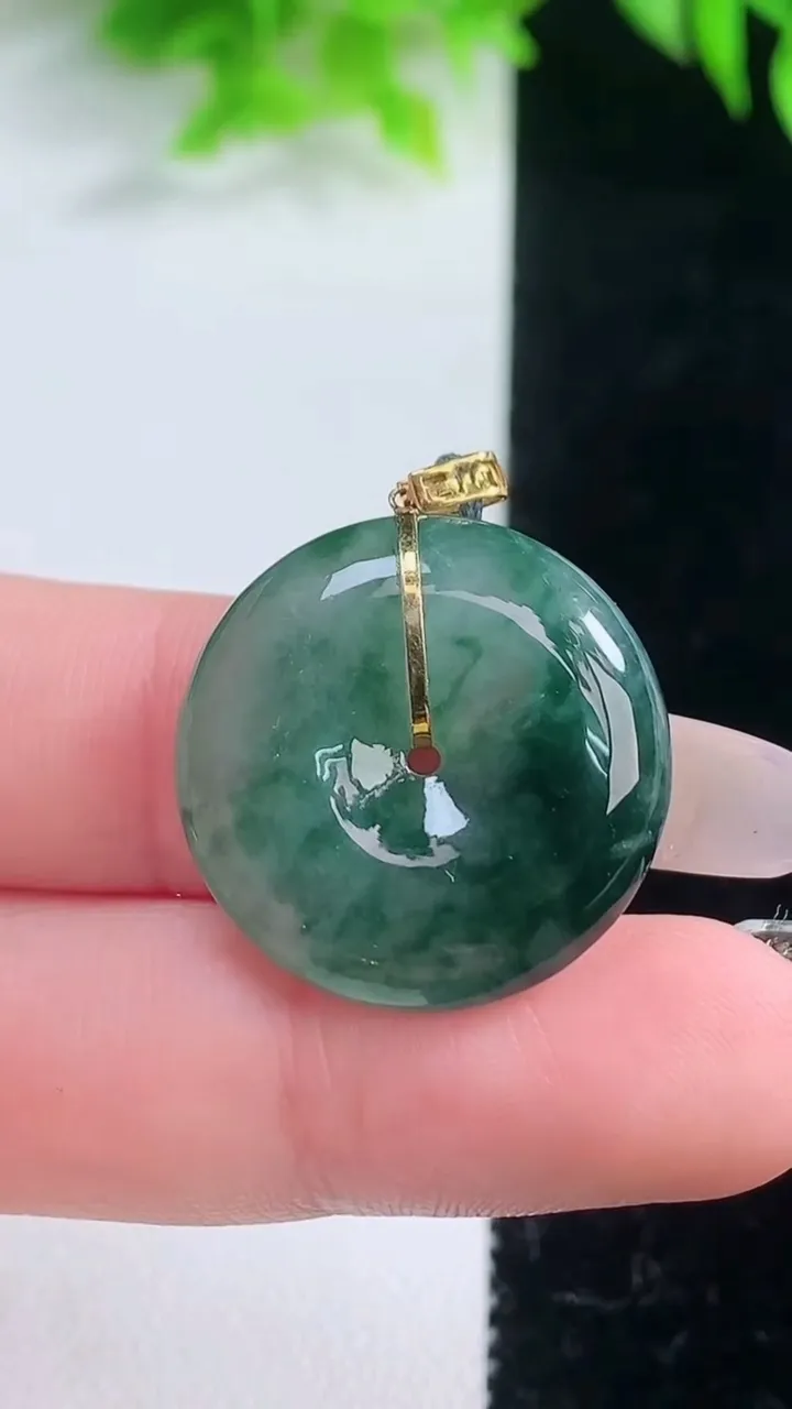 天然A货翡翠种飘花平安扣吊坠，尺寸23-6，重量:6.68g
1月19日
