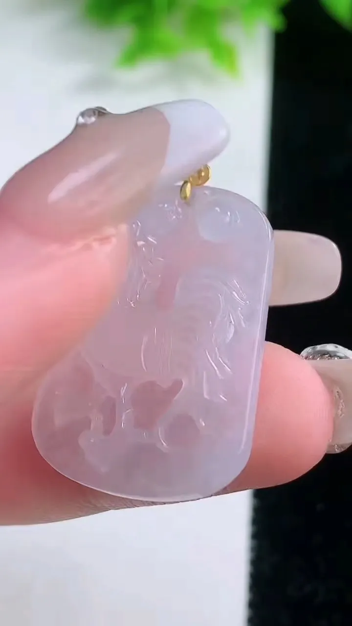 天然A货翡翠种白冰生肖鸡吊坠，尺寸29.2-20.7-4.2，重量:5.15g
1月19日