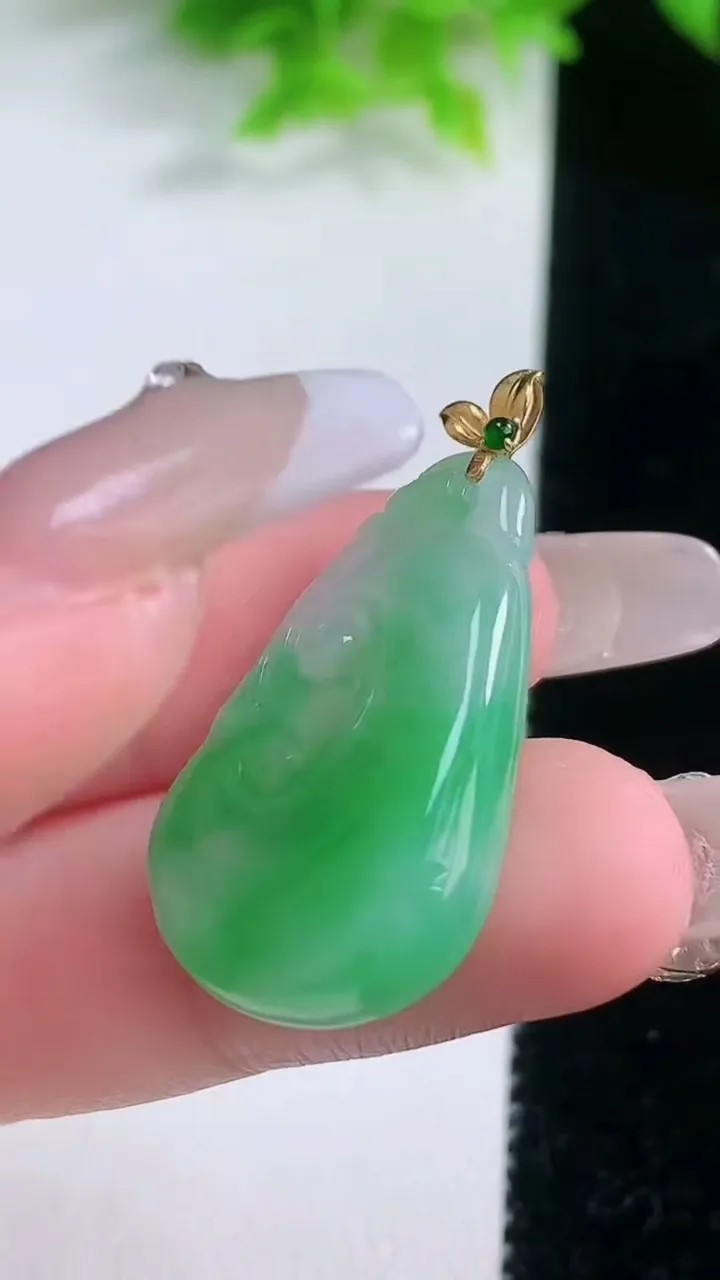 天然A货翡翠如意吊坠，尺寸29-18.8-4.3，重量:4.00g
1月19日