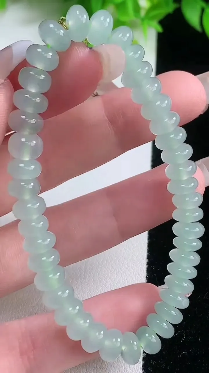 天然A货翡翠算盘珠手串，尺寸7.3-4-42颗，重量:17.87g1月19日
工厂直销收藏佳品,种好