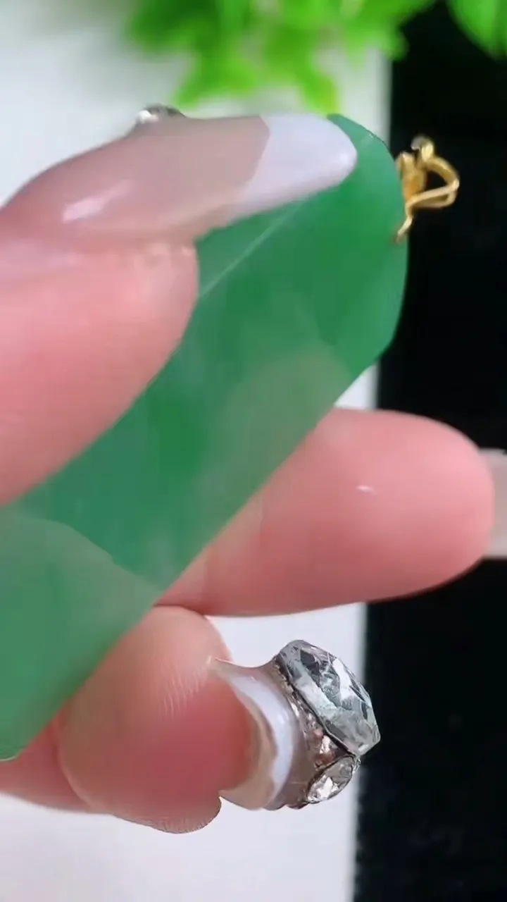 天然A货翡翠无事牌吊坠，尺寸46-24.8-4，重量:14.56g
1月19日