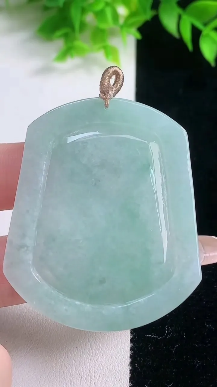 天然A货翡翠生肖鸡吊坠，尺寸52.7-44.7-5.8，重量:27.68g
1月19日