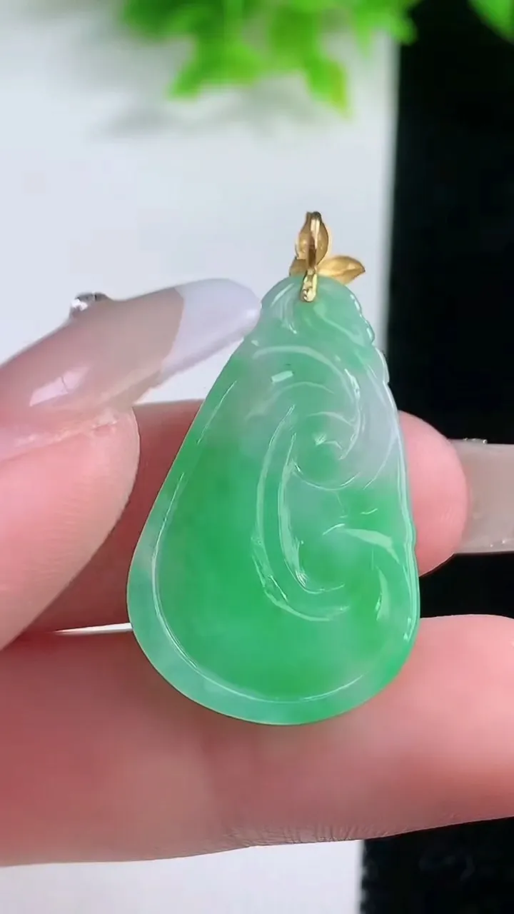 天然A货翡翠如意吊坠，尺寸29-18.8-4.3，重量:4.00g
1月19日