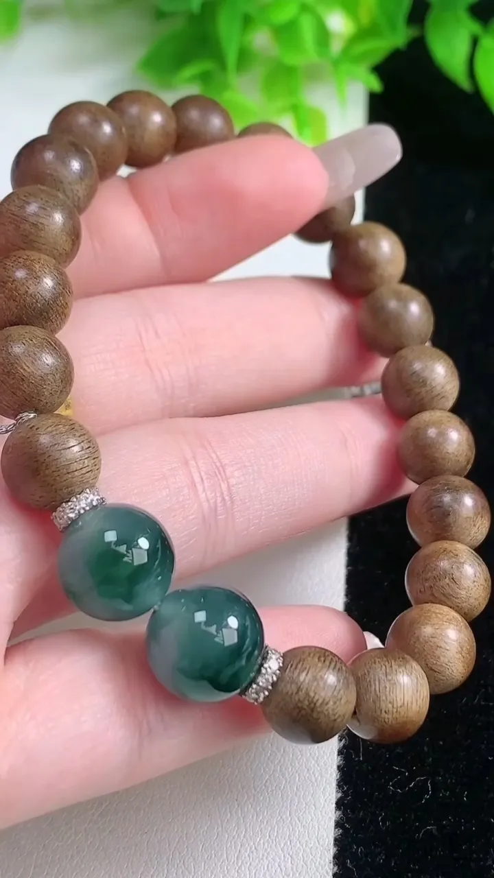 天然A货翡翠种飘花圆珠手串，尺寸11.3，重量:13.03g1月19日
工厂直销收藏佳品,种好水足，色泽均匀，有种有色，上手高大气！