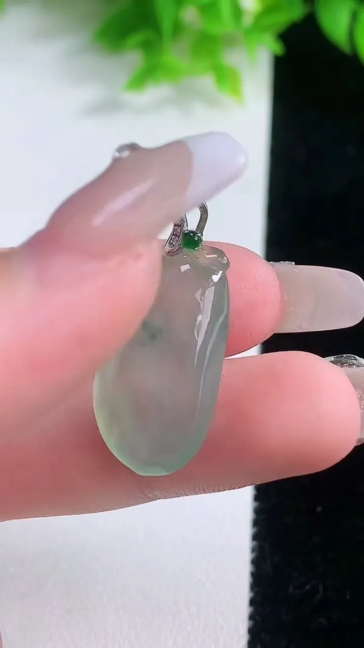 天然A货翡翠种飘花福瓜吊坠，尺寸23.5-13.5-6.2，重量:4.00g
1月19日