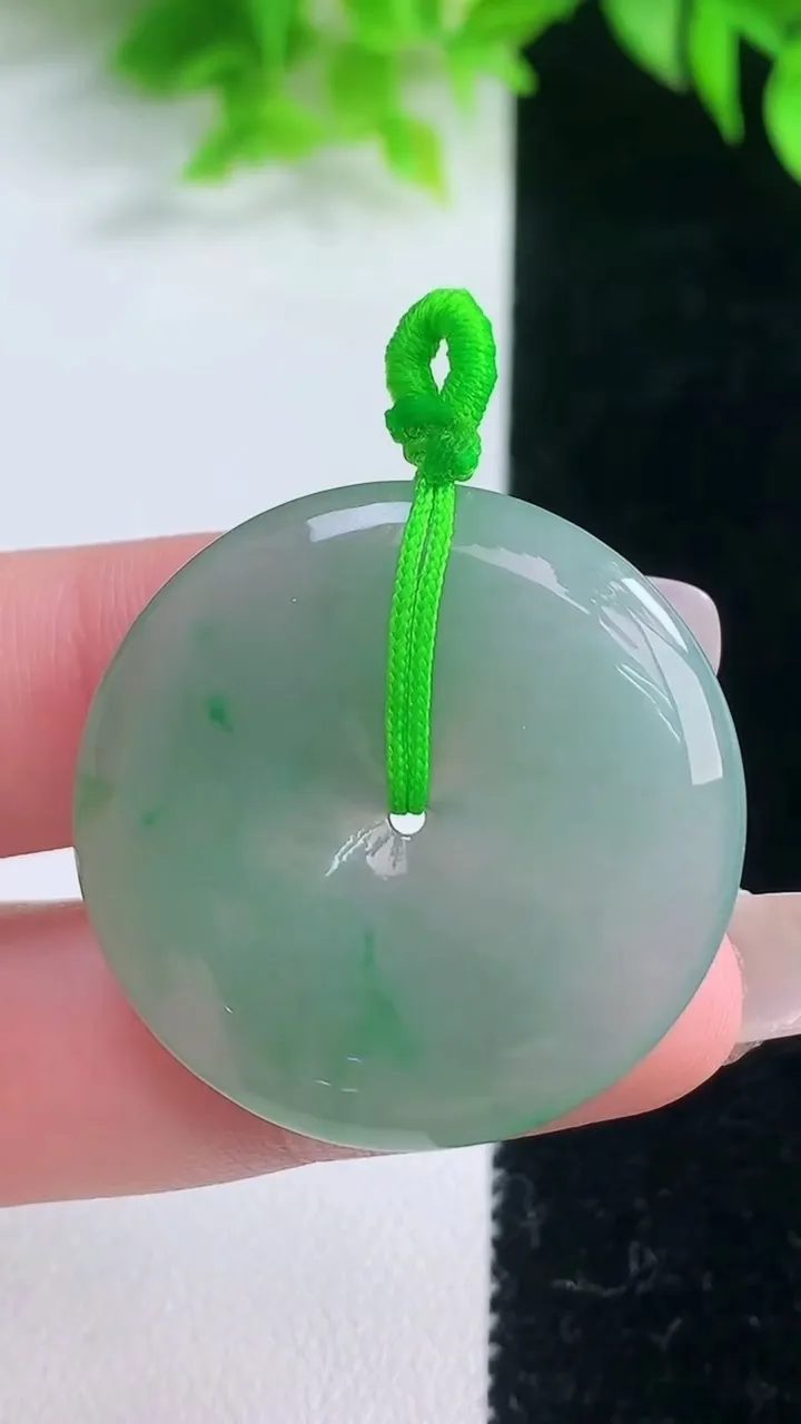 天然A货翡翠平安扣吊坠，尺寸32.7-5.7，重量:13.28g
1月19日