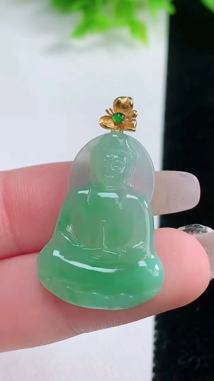 天然A货翡翠观音菩萨吊坠，尺寸27.8-20.6-2.9，重量:3.34g
1月19日