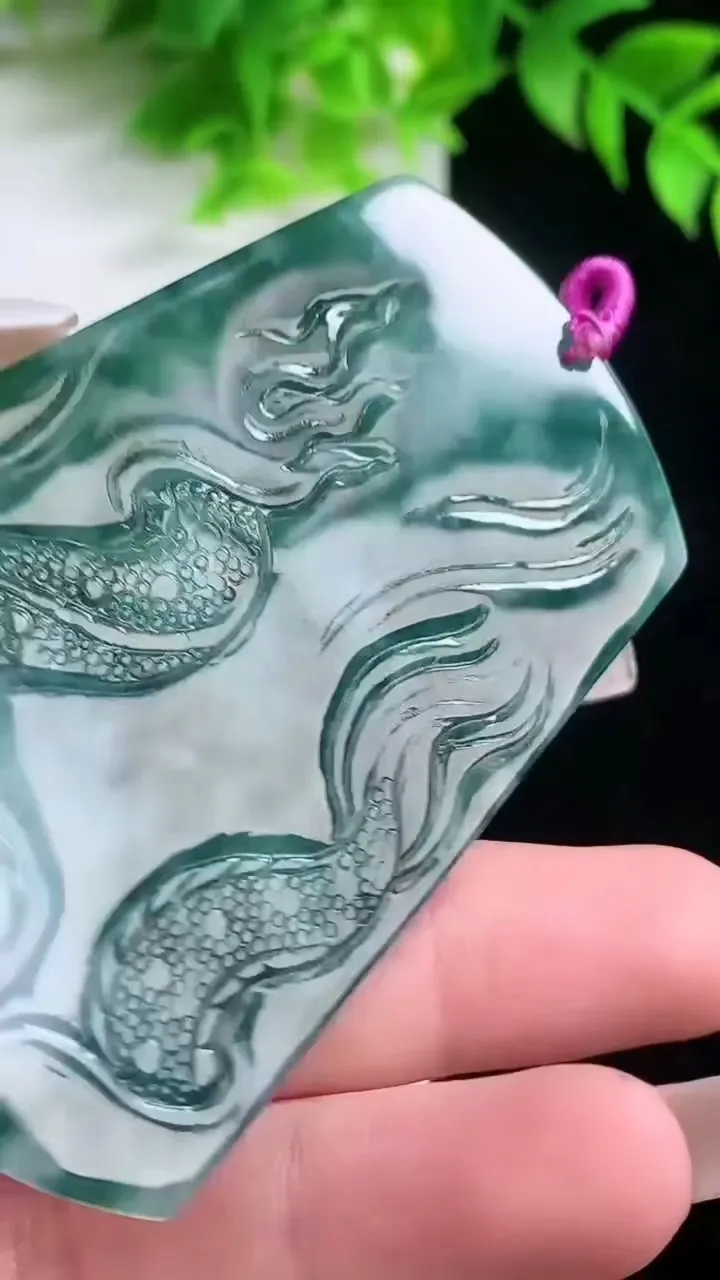 天然A货翡翠飘花御龙不动明王吊坠，尺寸72.5-48.2-4.7，重量:35.34g
1月19日