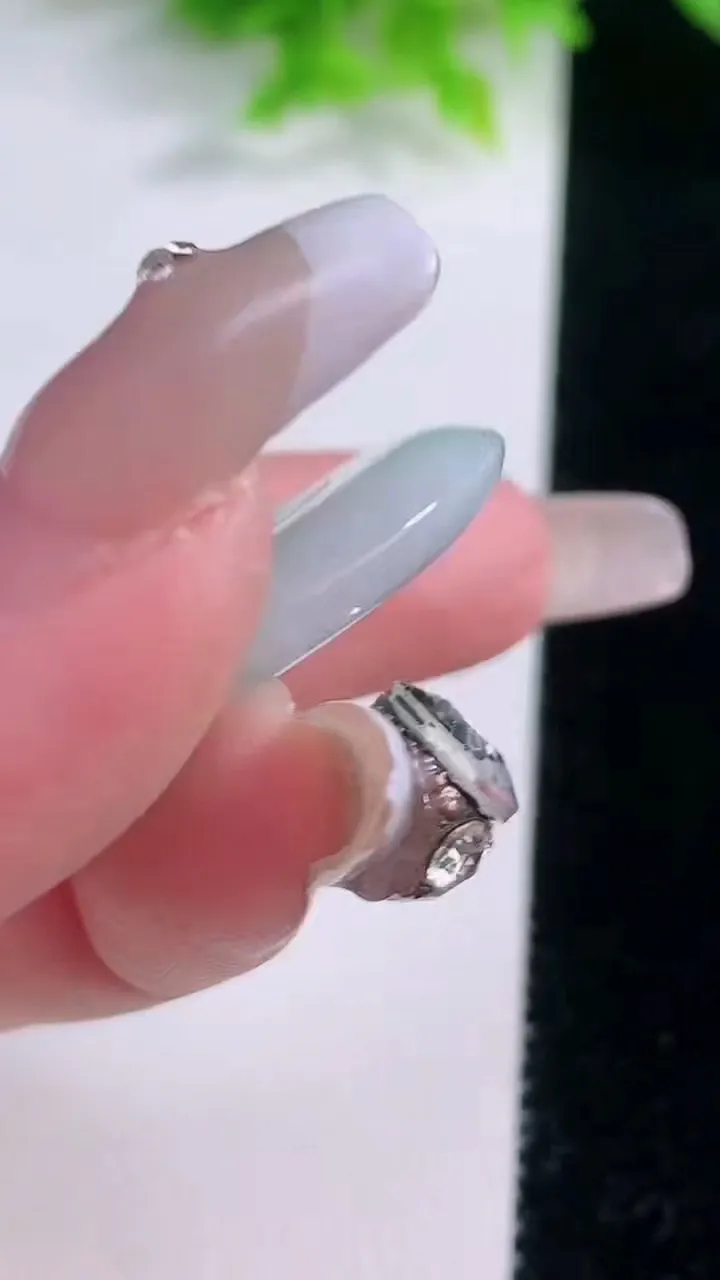 天然A货翡翠平安扣吊坠，尺寸31.2-5.6，重量:11.77g
1月19日