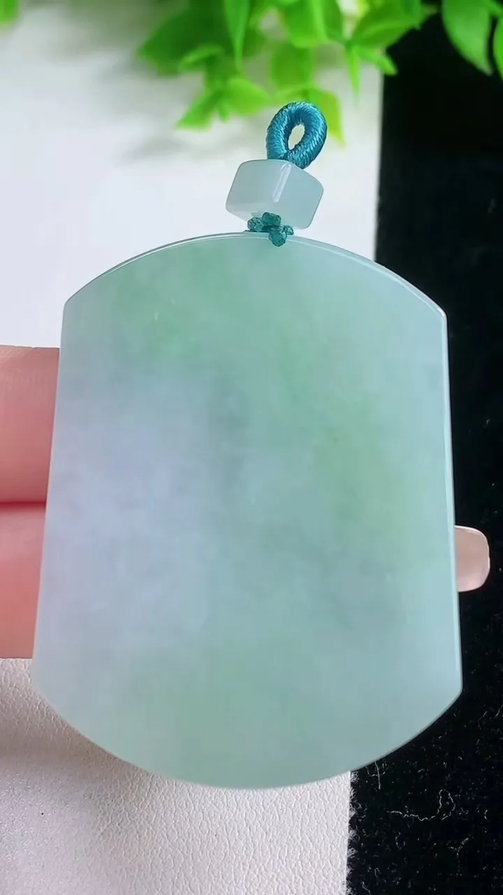 天然A货翡翠无事牌吊坠，尺寸52-39.5-5.6，重量:35.79g
1月19日