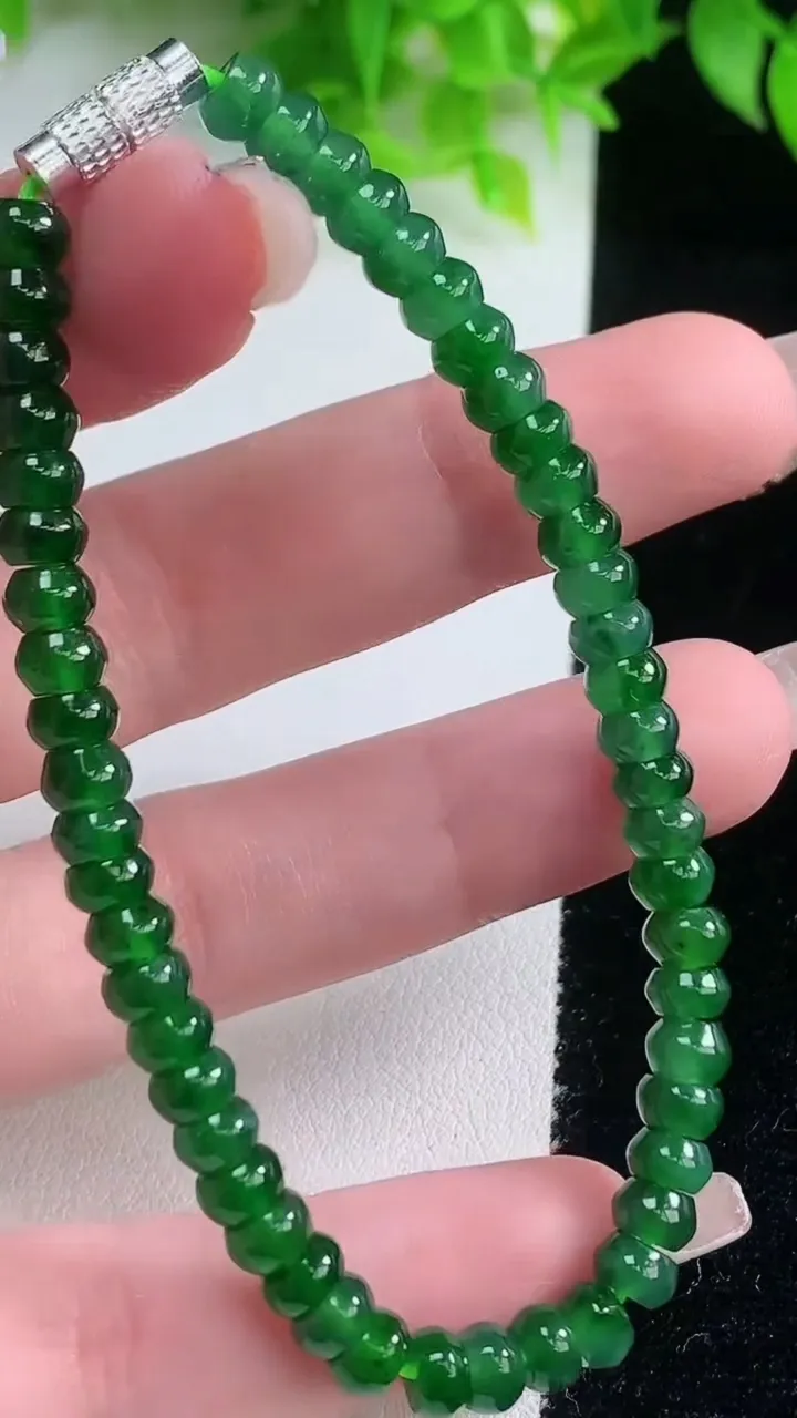 天然A货翡翠算盘珠手串，尺寸5.4-4.3-51颗，重量:11.03g1月19日
工厂直销收藏佳品,