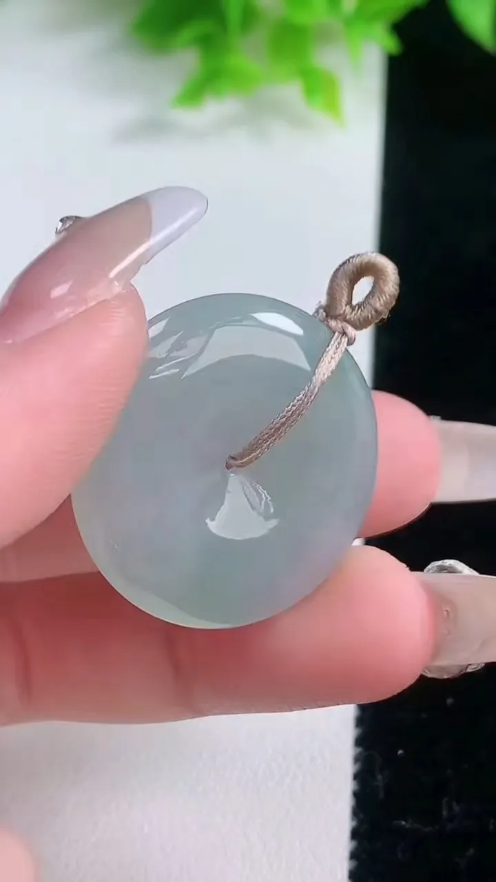 天然A货翡翠平安扣吊坠，尺寸37.8-5.3，重量:9.08g
1月19日