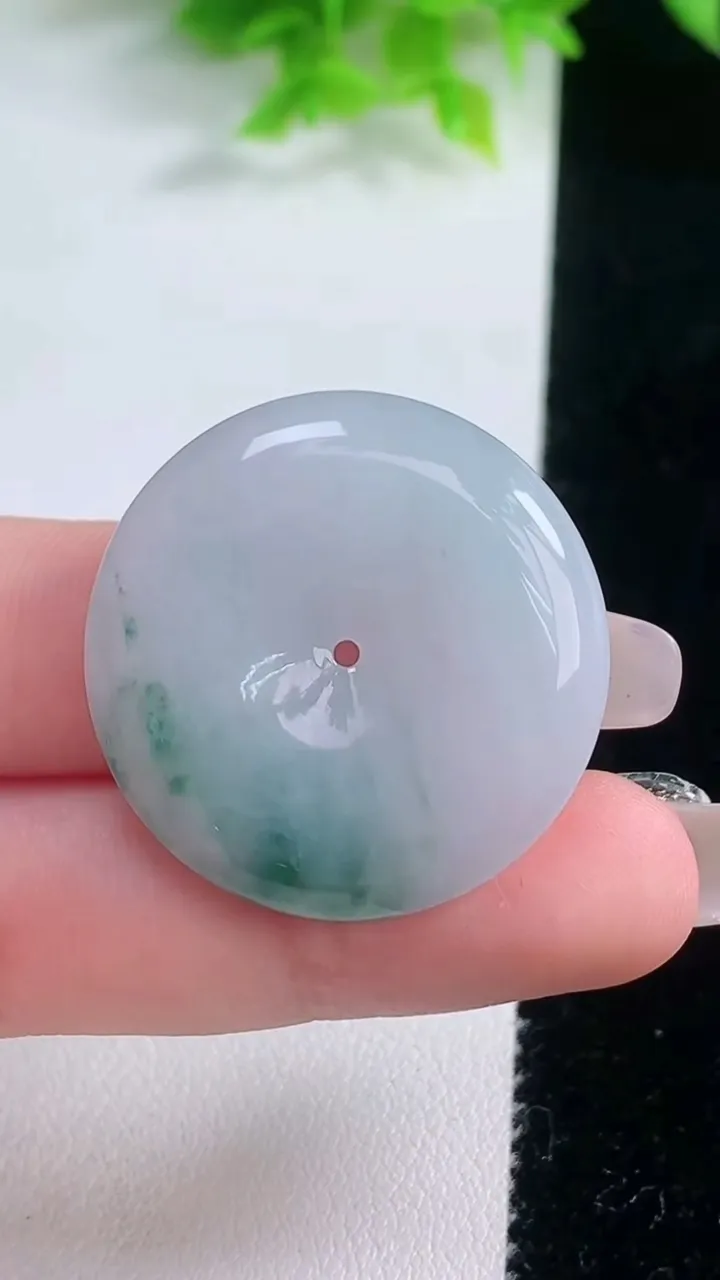 天然A货翡翠飘花平安扣吊坠，尺寸30.2-5.4，重量:11.19g
1月19日