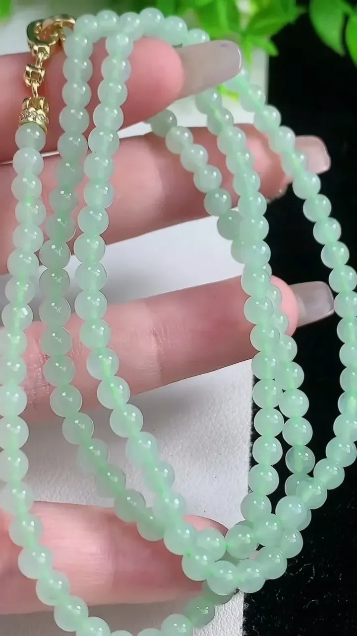 天然A货翡翠圆珠项链，尺寸4.3-139颗，重量:21.40g1月19日
工厂直销收藏佳品,种好水足，色泽均匀，有种有色，上手高大气！