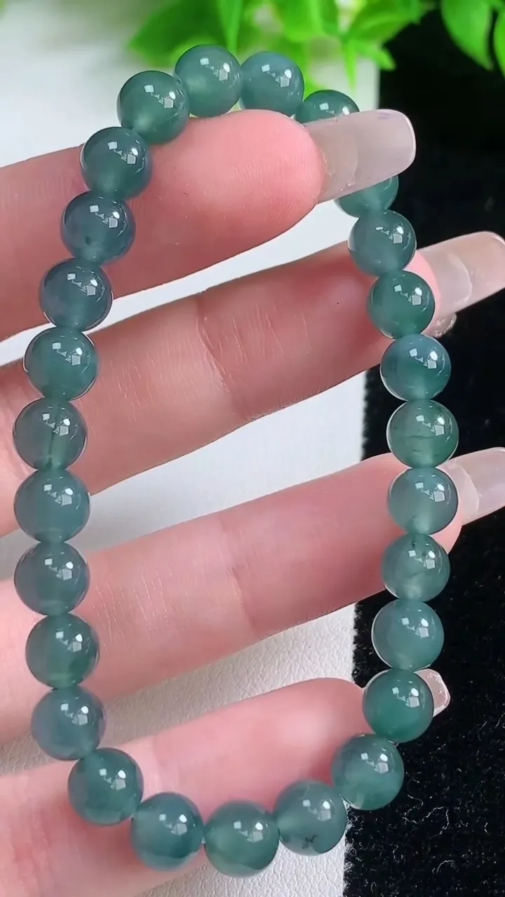 天然A货翡翠圆珠手串，尺寸6.7-27颗，重量:14.95g1月19日
工厂直销收藏佳品,种好水足，色泽均匀，有种有色，上手高大气！