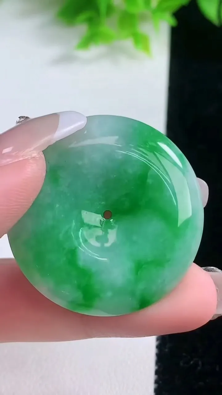 天然A货翡翠平安扣吊坠，尺寸36-6，重量:16.00g
1月19日