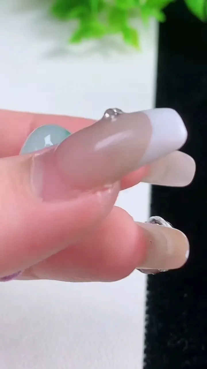 天然A货翡翠飘花生肖猪吊坠，尺寸20.3-13-11.6，重量:7.43g
1月19日