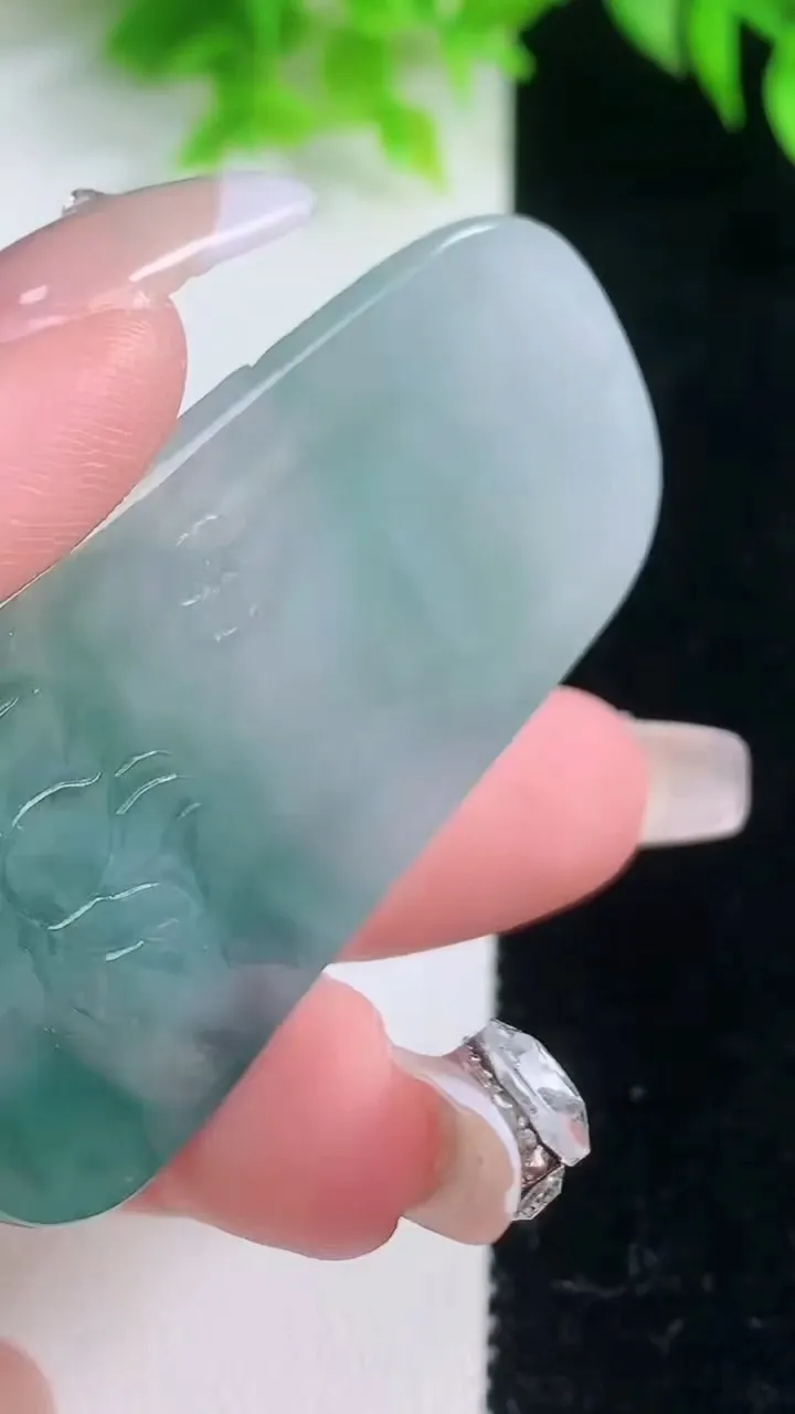 天然A货翡翠冰种飘花大日如来吊坠，尺寸28.3-5.2，重量:25.38g
1月19日