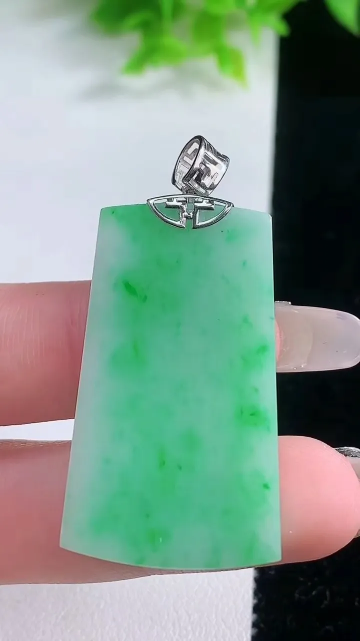 天然A货翡翠无事牌吊坠，尺寸37.6-22.2-2.5，重量:7.34g
1月19日