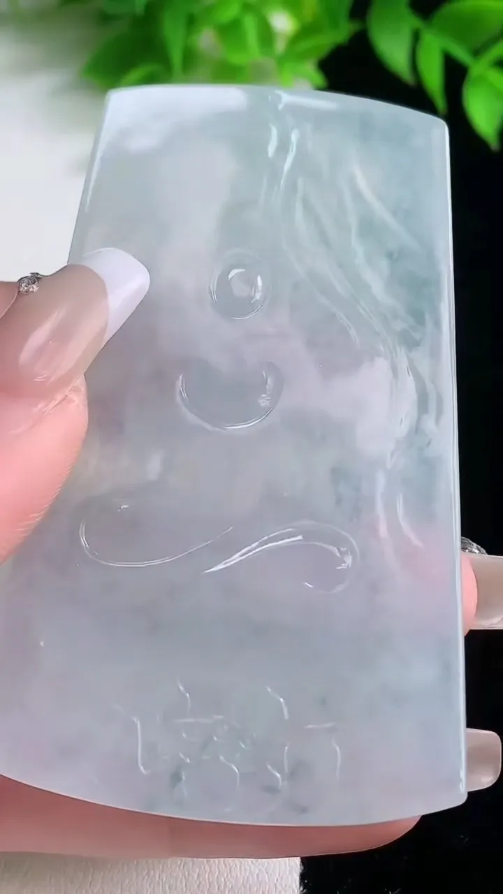 天然A货翡翠种白冰虚空藏菩萨吊坠，尺寸72.2-43.8-5，重量:44.75g
1月19日