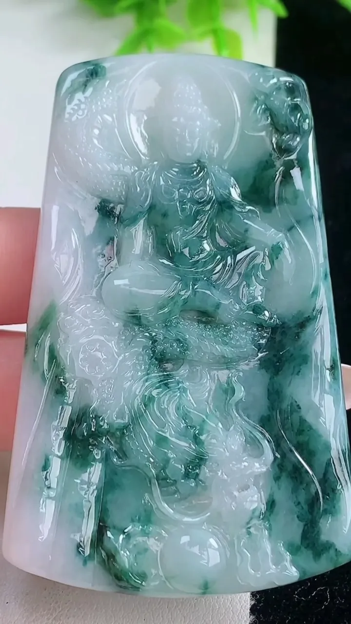 天然A货翡翠飘花御龙观音菩萨吊坠，尺寸72-43.7-4.3，重量:39.30g
1月19日