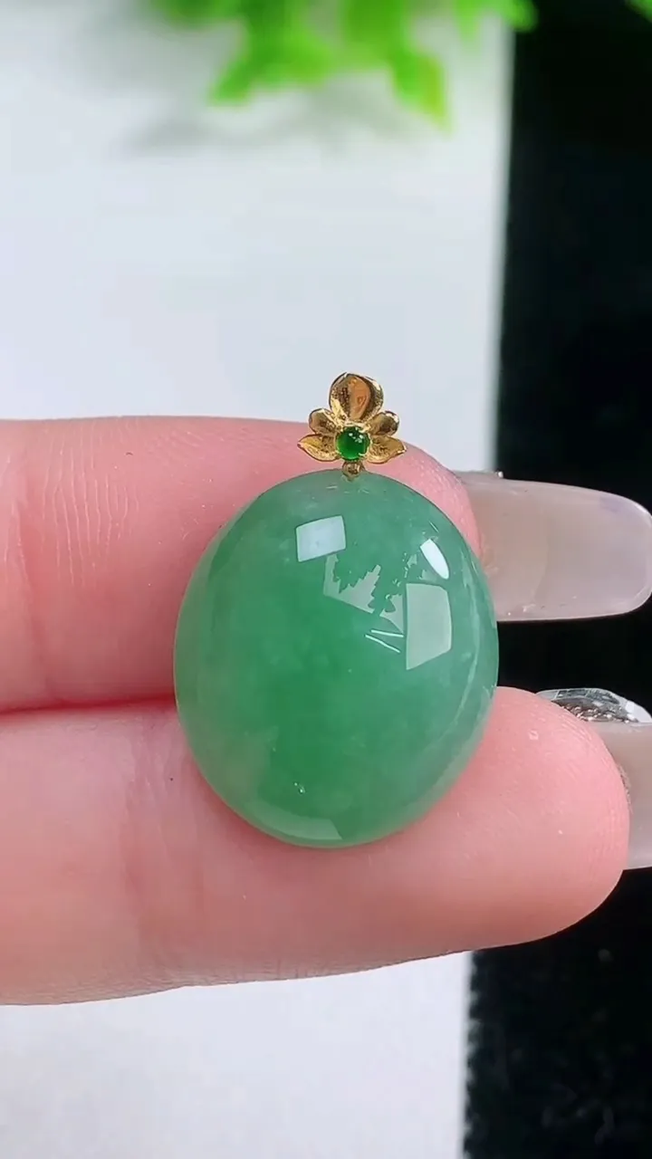 天然A货翡翠蛋面吊坠，尺寸18.5-16-6.7，重量:3.55g
1月19日