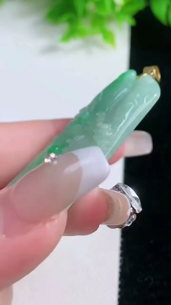 天然A货翡翠山水牌吊坠，尺寸55.2-25-5.5，重量:18.98g
1月19日