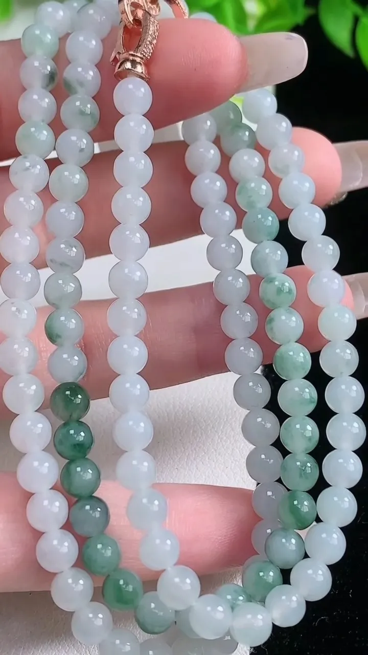 天然A货翡翠飘花圆珠项链，尺寸5.4-118颗，重量:32.32g
1月19日