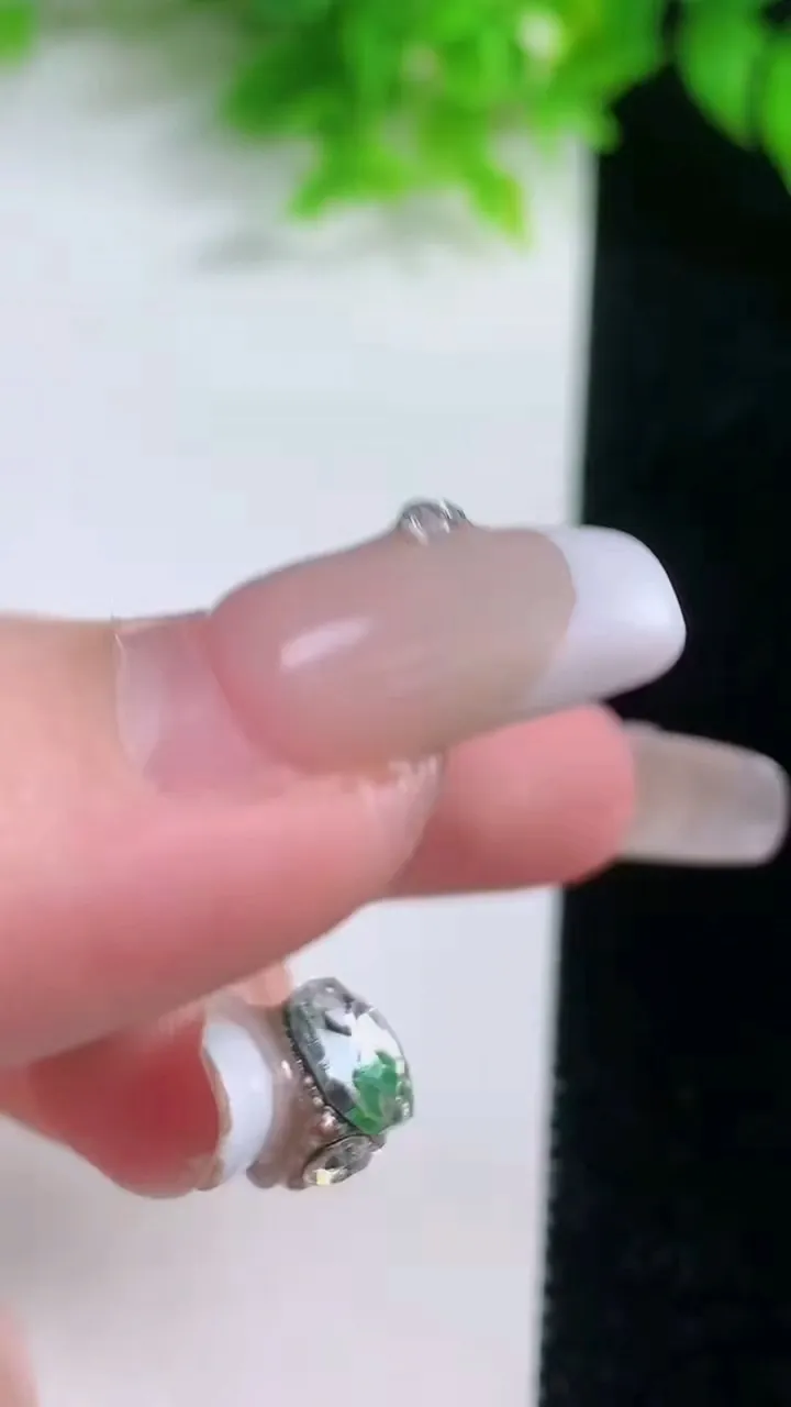 天然A货翡翠无事牌镶嵌件，尺寸33.8-2.3，重量:8.10g
1月19日