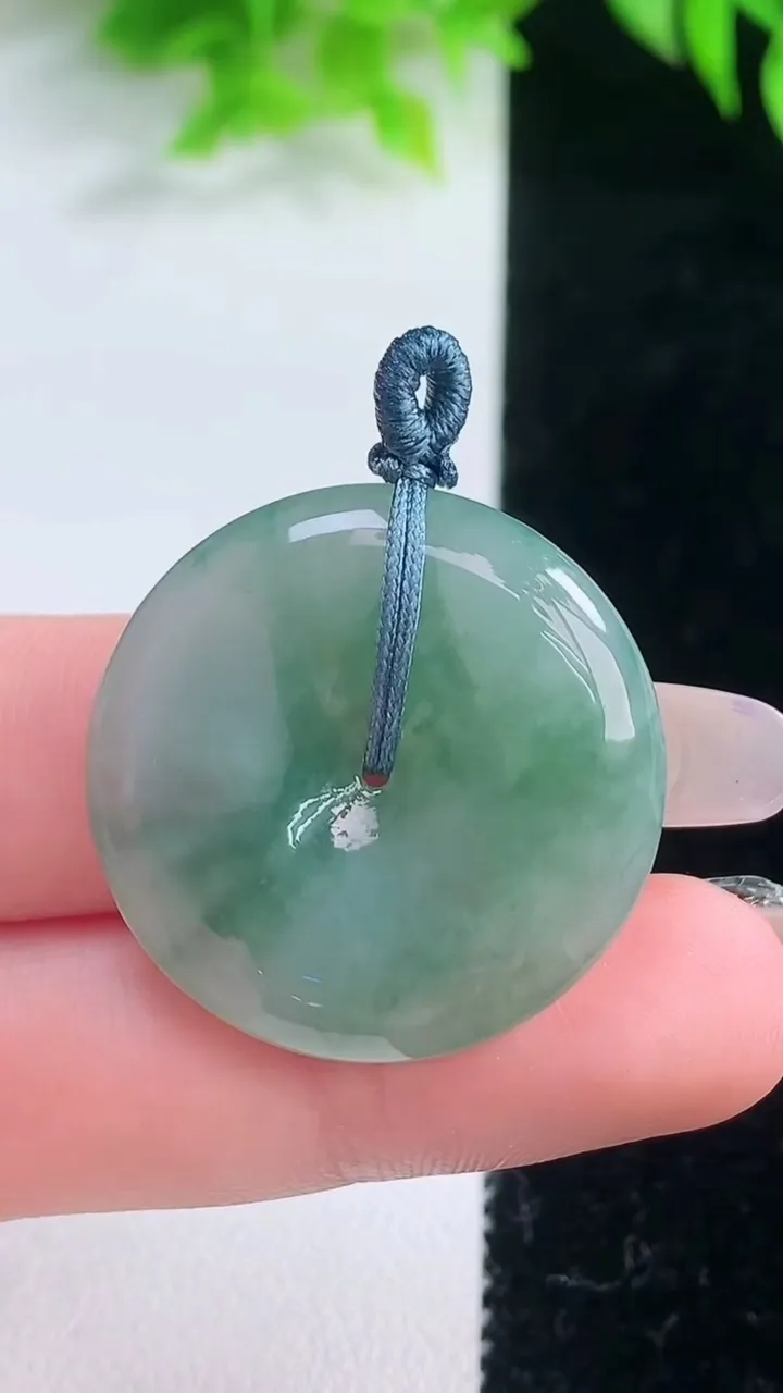 天然A货翡翠平安扣吊坠，尺寸28.5-5.6，重量:9.14g
1月19日