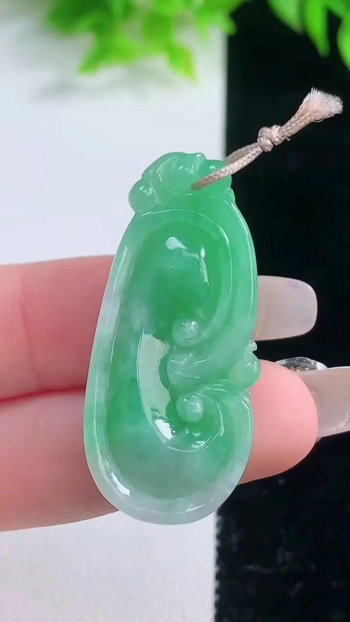 天然A货翡翠如意吊坠，尺寸39.6-17.5-6，重量:7.17g
1月19日
