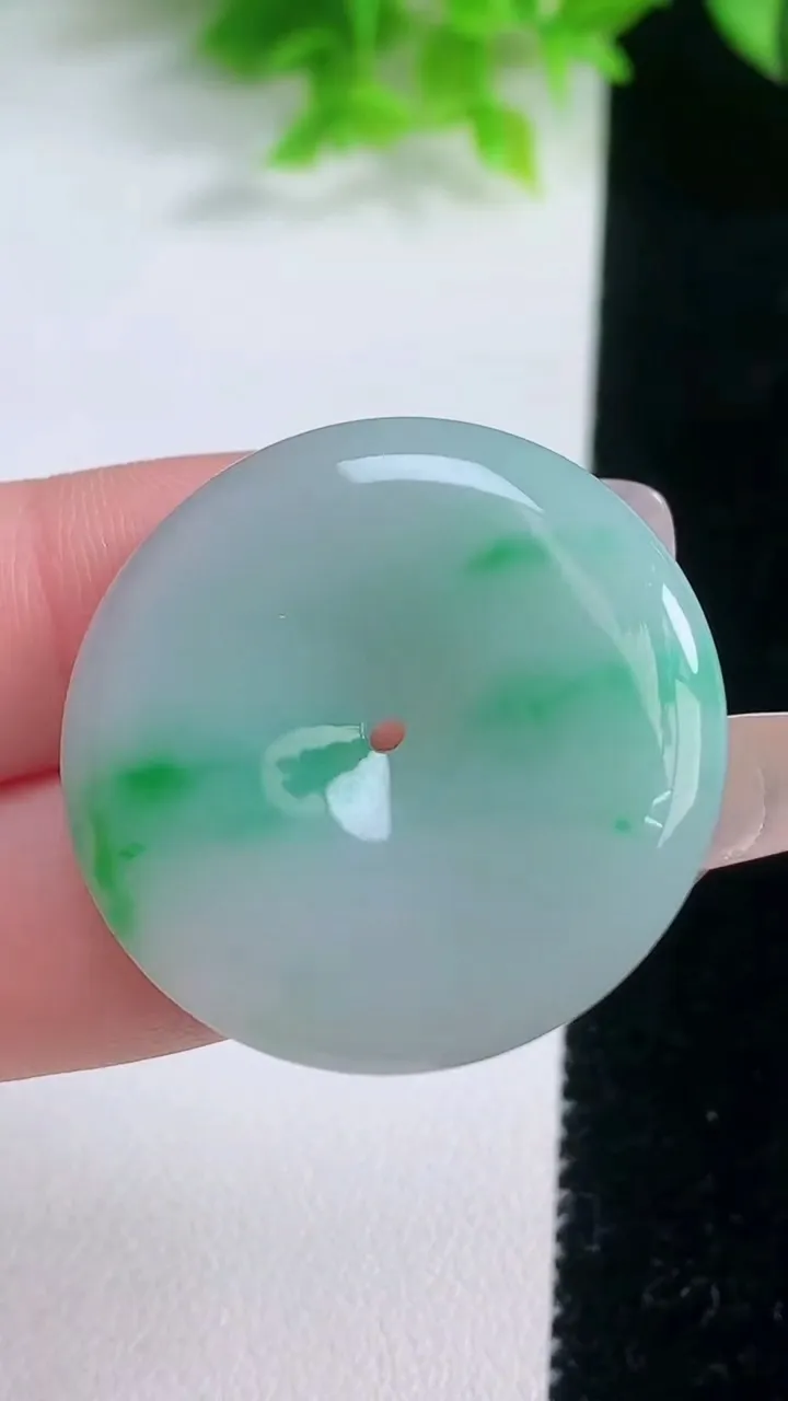 天然A货翡翠平安扣吊坠，尺寸31.2-5.5，重量:13.00g
1月19日