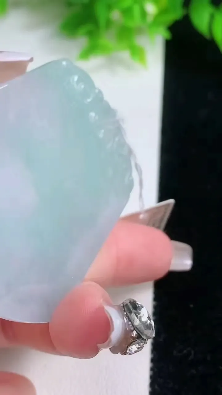 天然A货翡翠仿古无事牌吊坠，尺寸55.6-46.5-4，重量:25.41g
1月19日