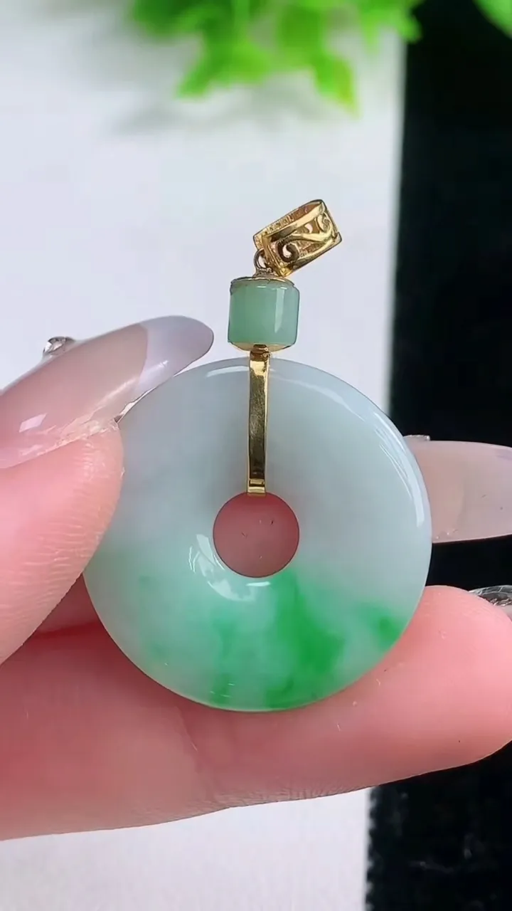 天然A货翡翠平安环吊坠，尺寸24.8-3.7，重量:5.56g
1月19日