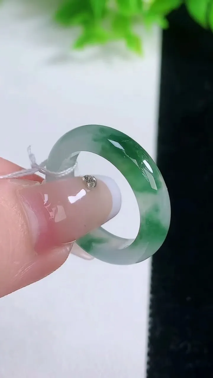 天然A货翡翠冰种飘花指环戒指，尺寸18-5.2-3，重量:4.10g2026年1月19日
工厂直销收藏佳品,种好水足，色泽均匀，有种有色，上手高大气！