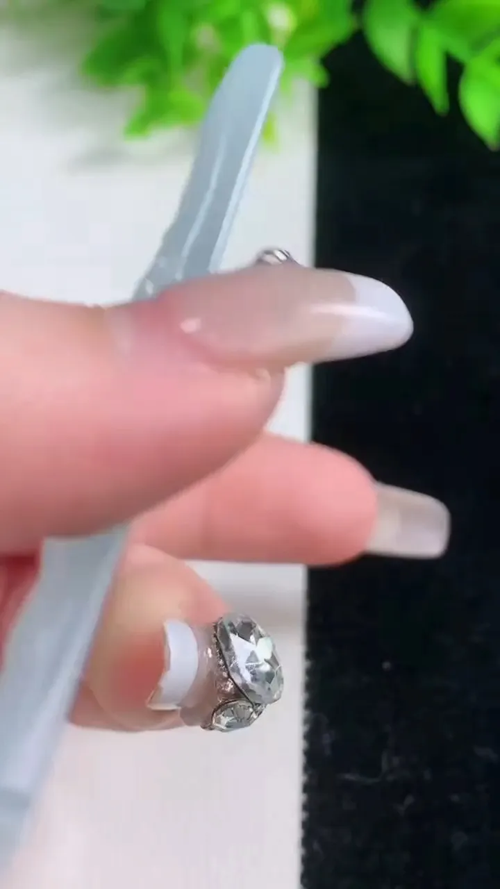 天然A货翡翠种白冰虚空藏菩萨吊坠，尺寸72.2-43.8-5，重量:44.75g
1月19日