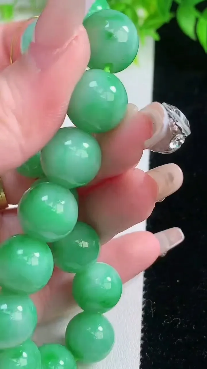天然A货翡翠圆珠手串，尺寸12.8-16颗，重量:59.52g1月19日
工厂直销收藏佳品,种好水足，色泽均匀，有种有色，上手高大气！