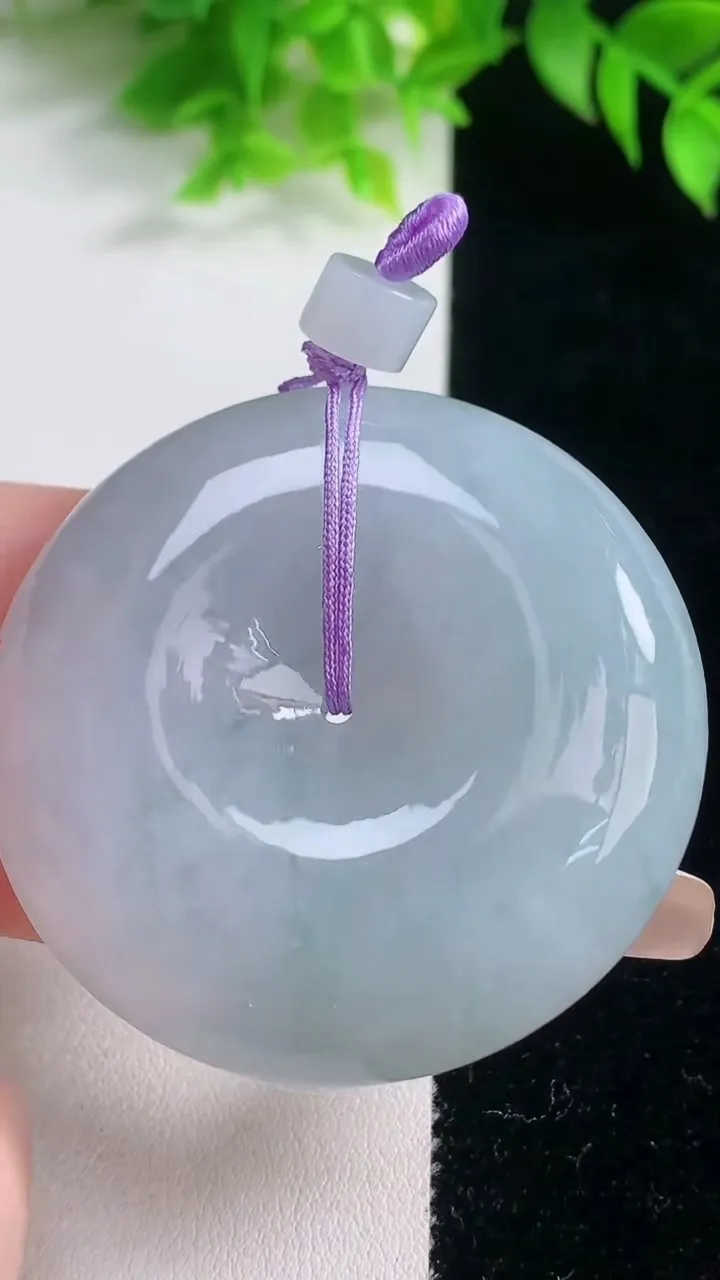 天然A货翡翠平安扣吊坠，尺寸48.8-11.8，重量:59.81g
1月19日