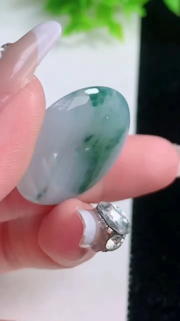 天然A货翡翠飘花平安扣吊坠，尺寸28.4-5.4，重量:10.00g
1月19日