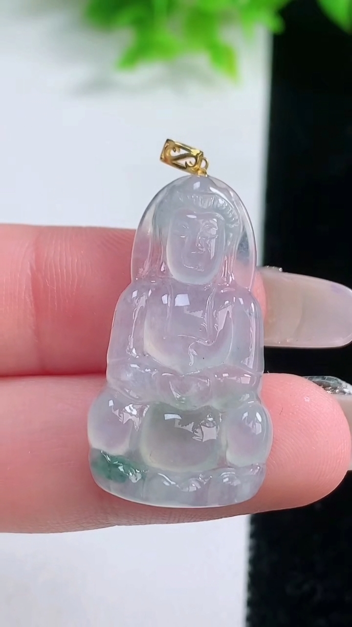 天然A货翡翠种飘花观音菩萨吊坠，尺寸31.4-17.4-3.7，重量:3.88g
1月19日