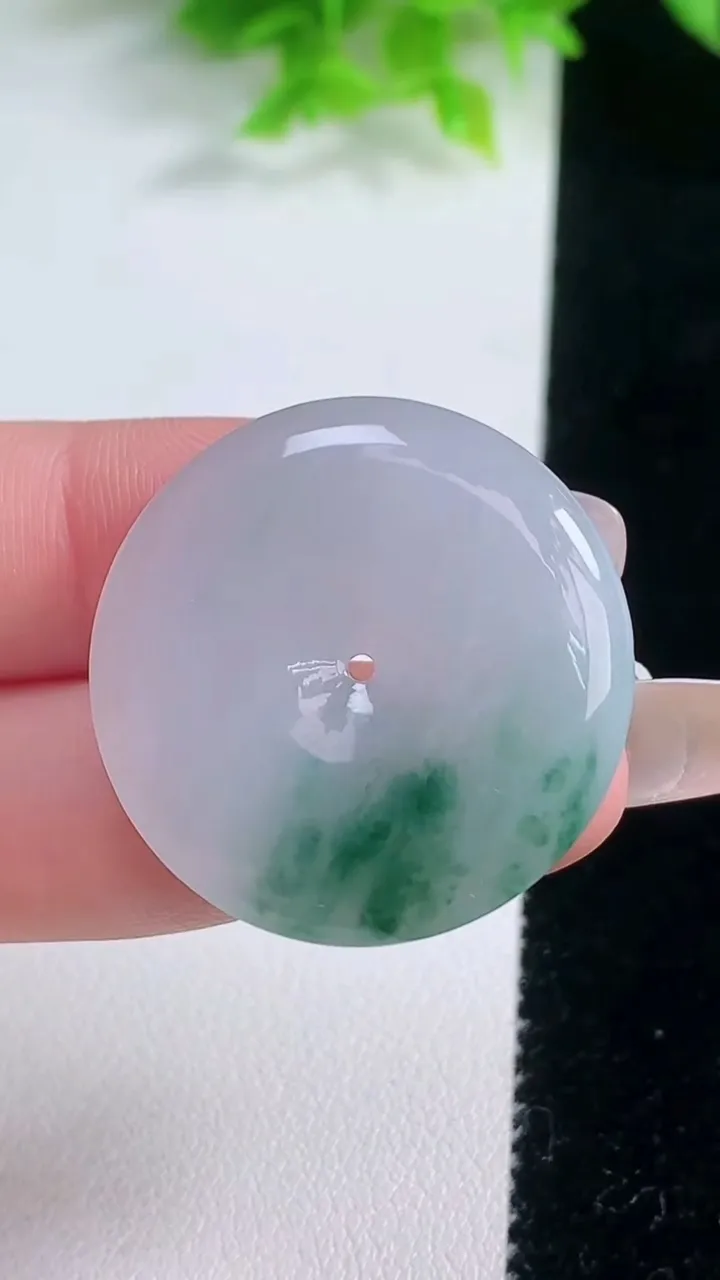 天然A货翡翠飘花平安扣吊坠，尺寸30.2-5.4，重量:11.19g
1月19日