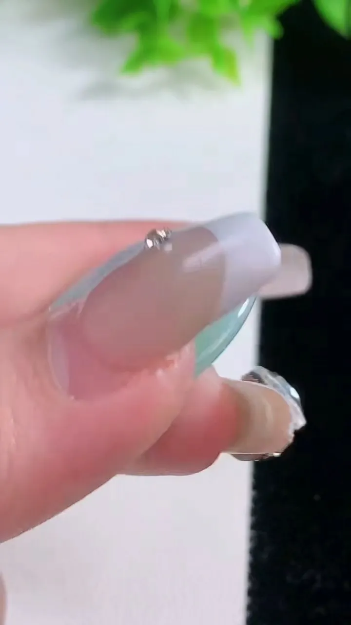 天然A货翡翠平安扣吊坠，尺寸33-6，重量:14.33g
1月19日