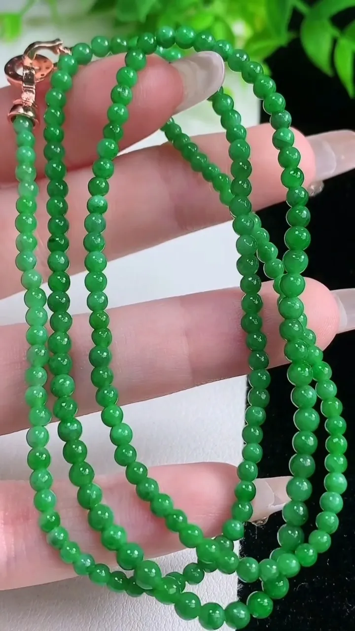 天然A货翡翠小米珠项链，尺寸3.5-197颗，重量:12.01g1月19日
工厂直销收藏佳品,种好水足，色泽均匀，有种有色，上手高大气！